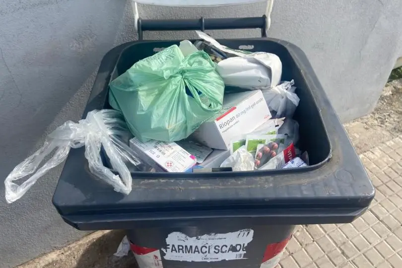 Il contenitore irregolare con i farmaci scaduti (foto Pala)