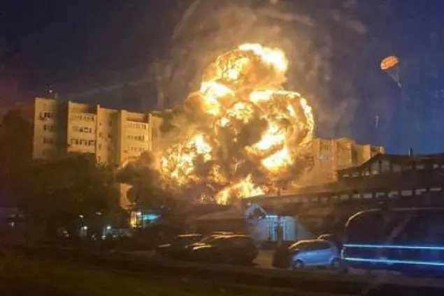 Il rogo divampato dopo lo schianto del caccia russo (foto Ansa)