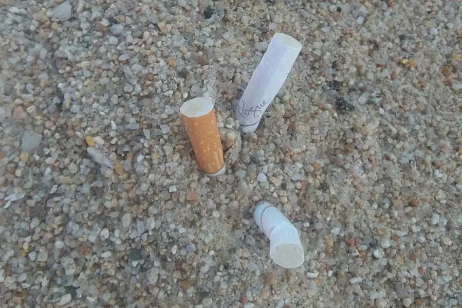 Sigarette spente nella sabbia del Poetto