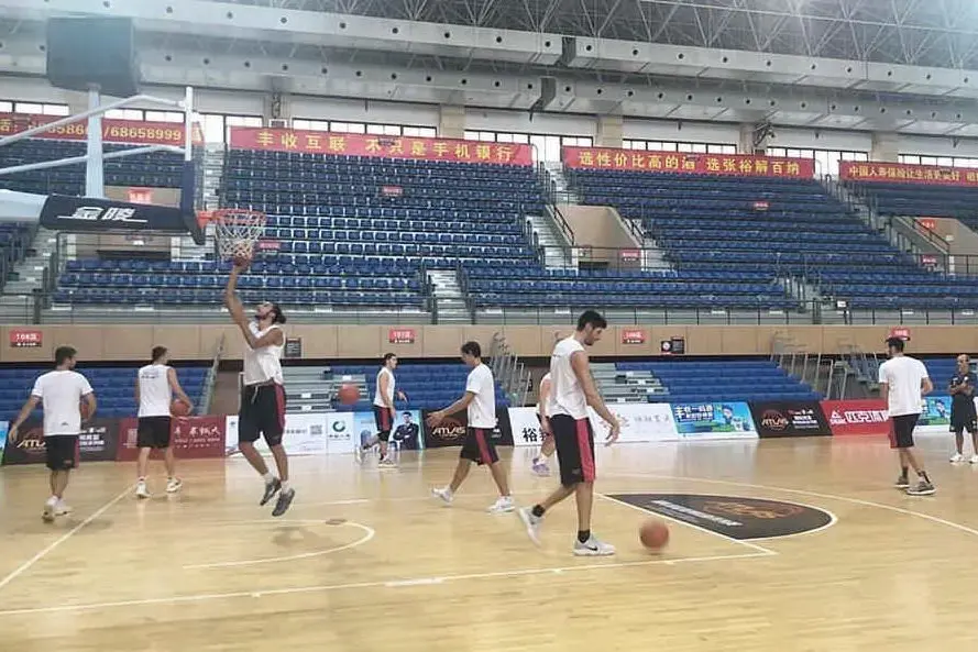 I rossoblù durante un allenamento in Cina