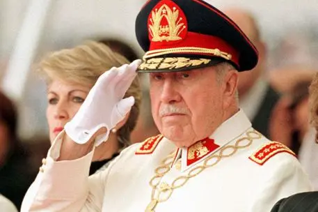 Il generale Augusto Pinochet, che lo ha deposto con un golpe militare instaurando una dittatura