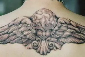 un tatuaggio sulla schiena