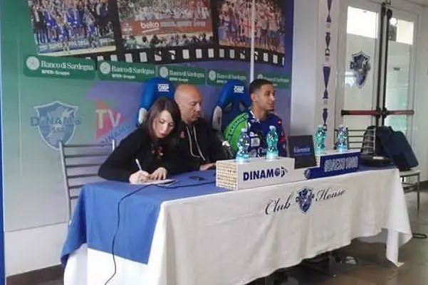 Il presidente Sardara presenta il play Smith (foto G.Marras)