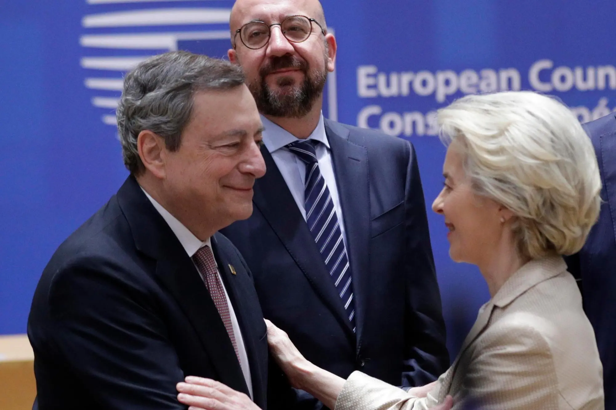 Mario Draghi con Ursula von der Leyen e Charles Michel (Ansa)