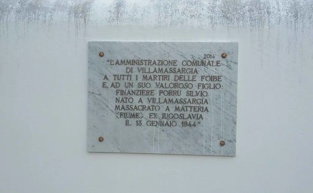 La lapide commemorativa in ricordo di Silvio Porru