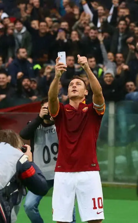 Totti e il selfie nel derby con la Lazio: uno scatto che ha fatto epoca