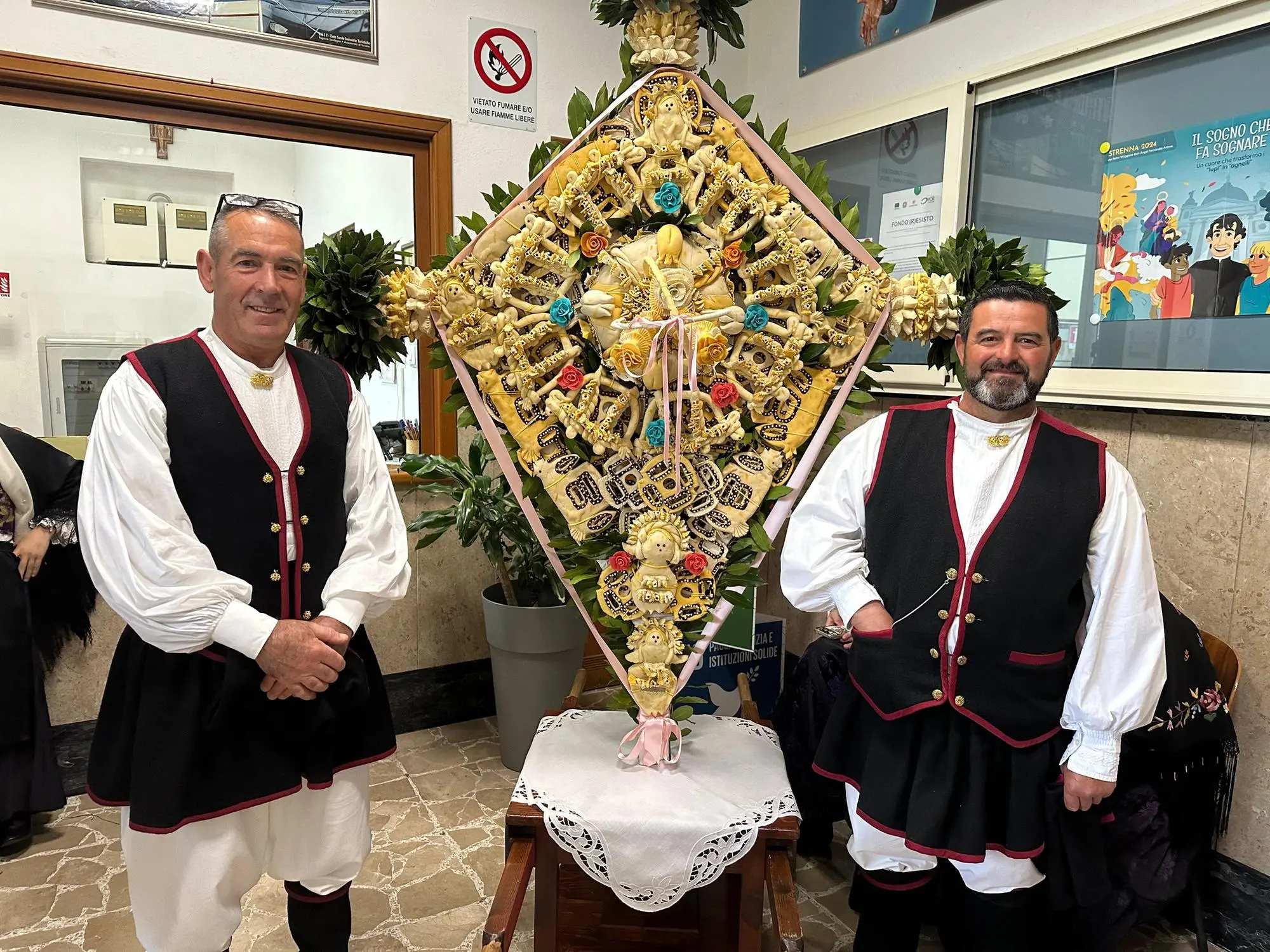 I gruppi tradizionali all'Istituto Salesiano (foto L'Unione Sarda)