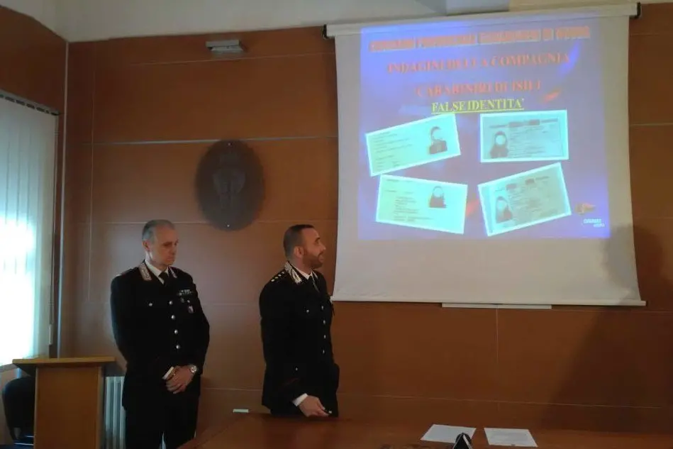 I carabinieri illustrano la vicenda (Foto Carabinieri Nuoro)