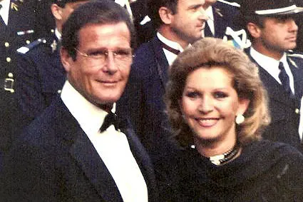 Roger Moore e Luisa Mattioli (foto wikimedia)