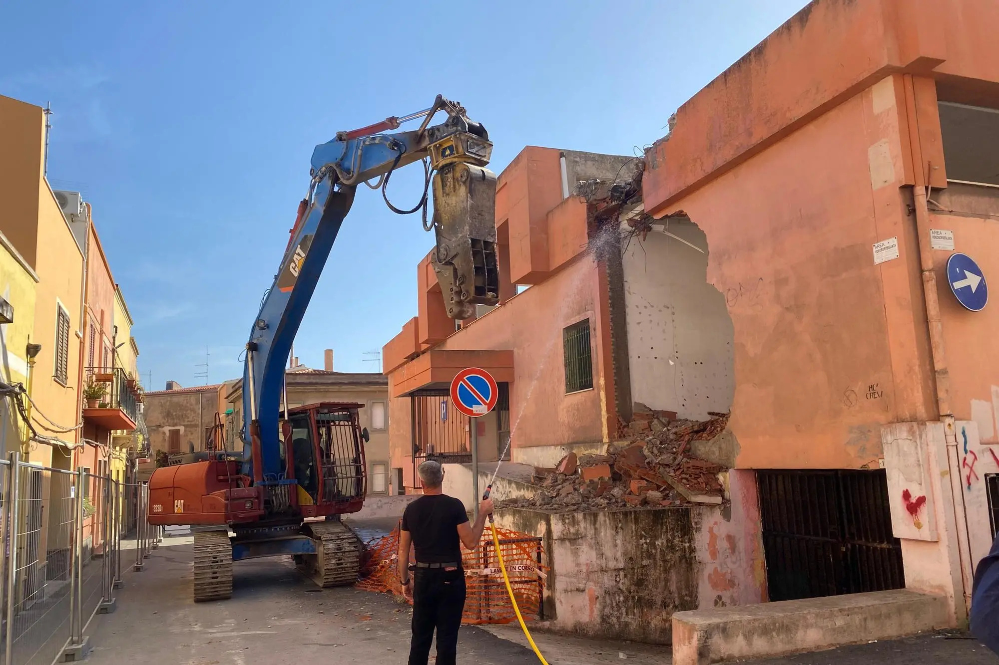 I lavori di demolizione a Sant'Antioco (foto concessa)