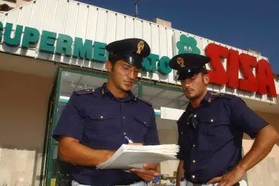 Gli agenti davanti al supermercato rapinato (Antonio Satta)
