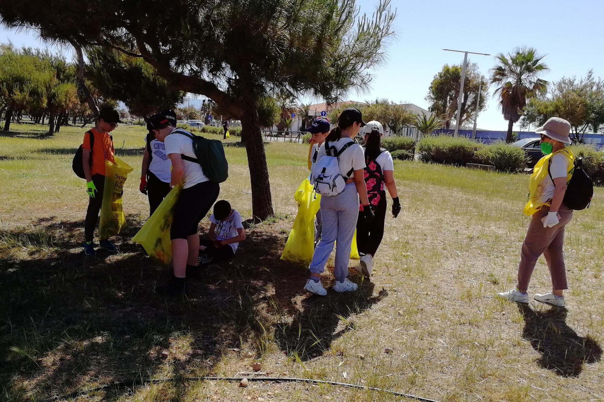 Quartu, operazione spiagge pulite: in azione 120 ragazzi delle medie