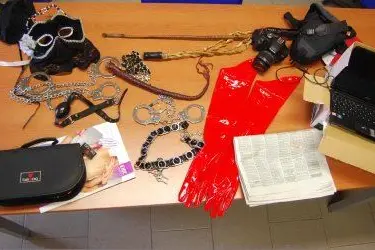 Gli oggetti sequestrati dalla Polizia