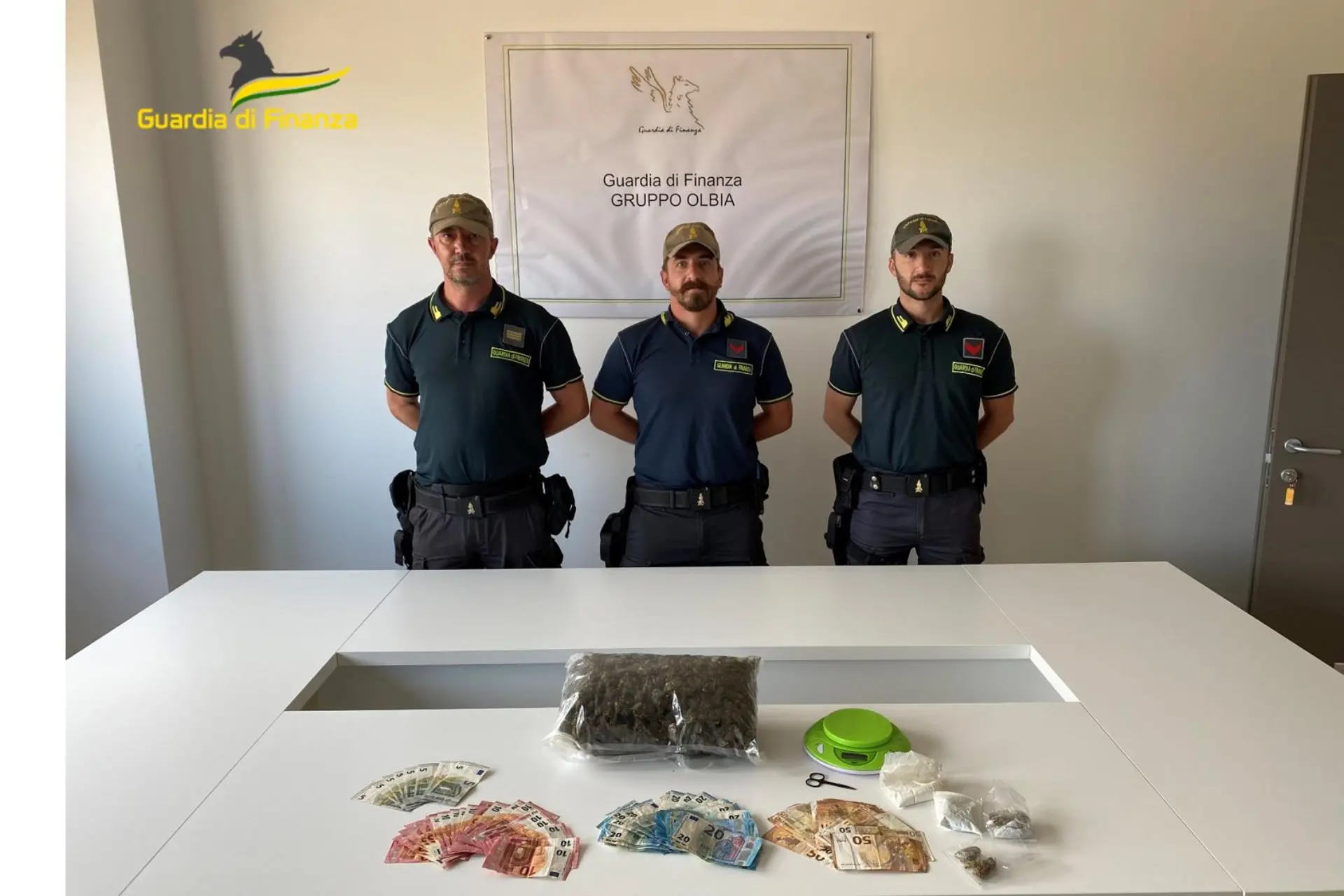 La droga e i contanti sequestrati (Foto Guardia di Finanza)