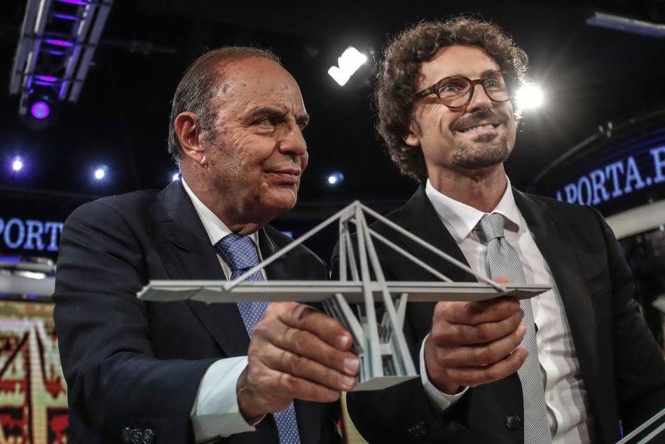 Toninelli sorride da Vespa (con il plastico del ponte Morandi): e il web insorge