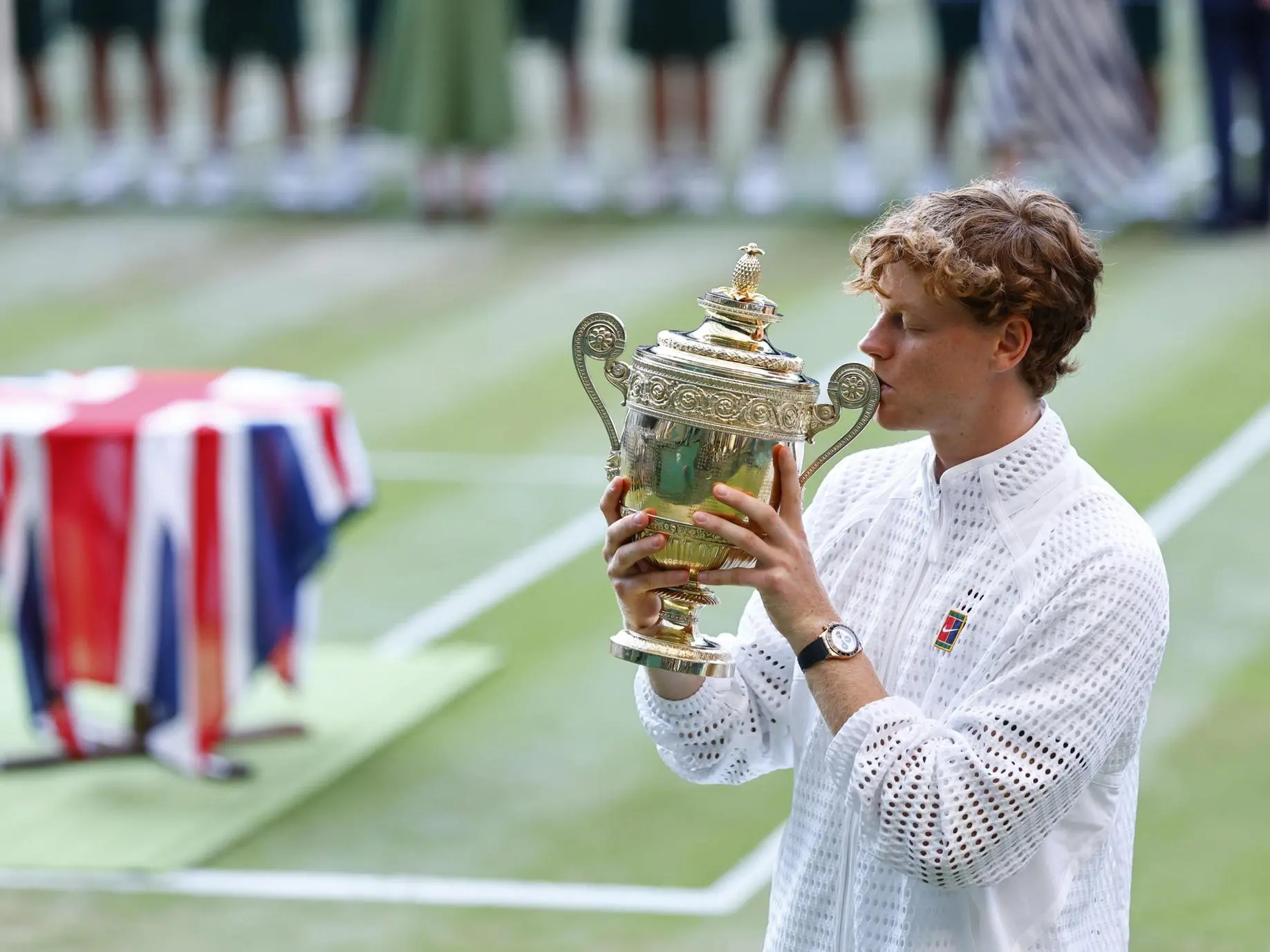 Sinner doubled his Wimbledon title and became champion for the second year in a row: "It's incredible to win again." epa13107571 Jannik Sinner of Italy celebrates with the trophy after winning the Men's Singles final against Alexander Zverev of Germany at the Wimbledon Championships in London, Britain, 12 July 2026. EPA/TOLGA AKMEN