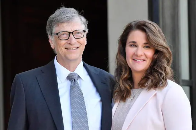 epa09176353 (FILE) - Microsoft Co-founder and philanthropist Bill Gates (L) and his wife Melinda Gates (R), Co-Chair of the Bill and Melinda Gates Foundation, arrive at the Elysee Palace to receive the French Legion of Honor medal, in Paris, France, 21 April 2017 (reissued 03 May 2021). Bill and Melinda Gates are splitting up after 27 years of marriage, Bill Gates announced on 03 May 2021 in a tweet. EPA/JULIEN DE ROSA *** Local Caption *** 53469750