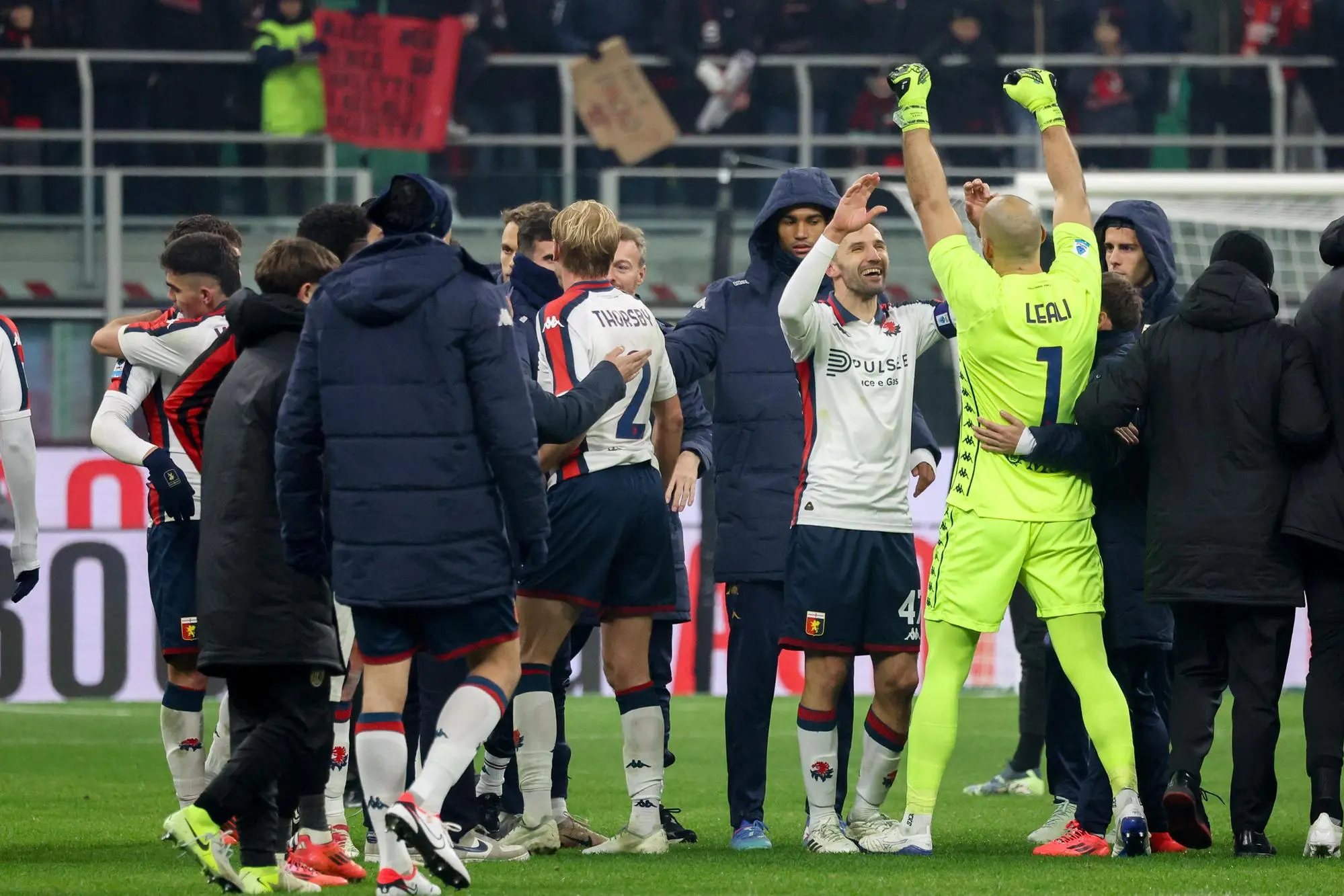 L'esultanza del Genoa al termine dell'ultima partita di Serie A col Milan (foto Ansa)