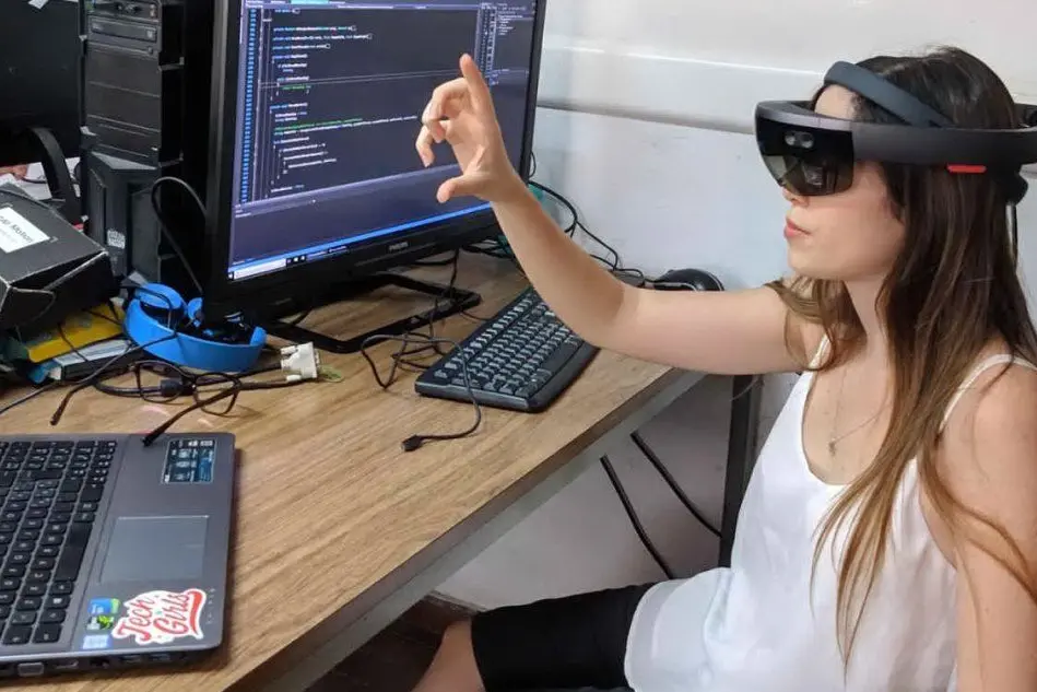 La studentessa con il dispositivo su cui sta lavorando (foto @UniCa)