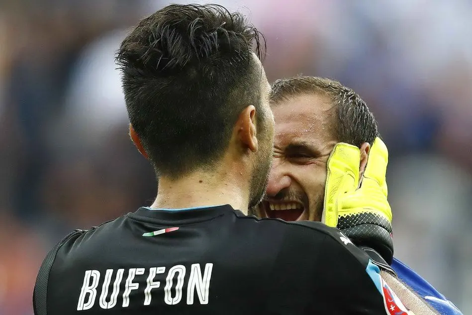 L'esultanza di Capitan Buffon con Chiellini, autore del primo gol