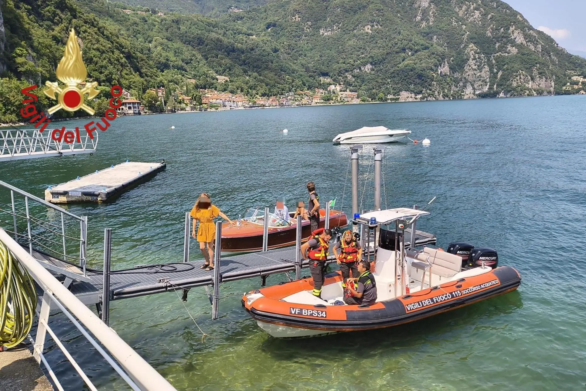 I sommozzatori durante le ricerche il turista olandese che si è inabissato nel lago di Como mentre cercava di salvare il figlio (Foto: Ansa)