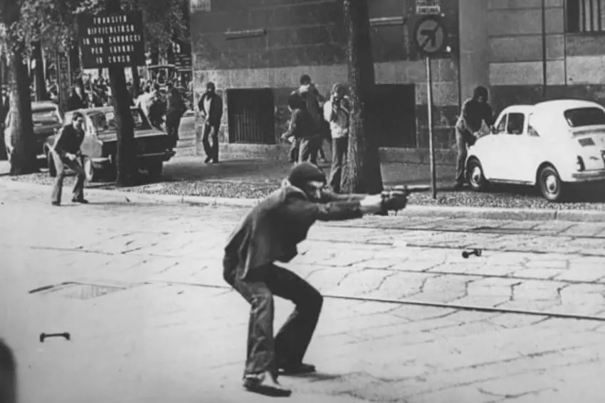 Milano, via De Amicis, 1977: una foto iconica degli anni di piombo (Archivio L'Unione Sarda)
