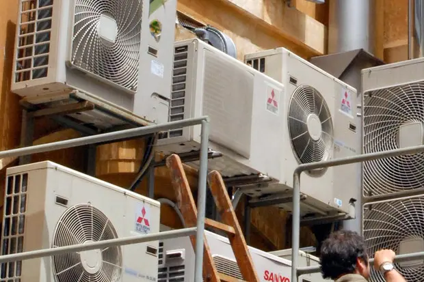 Climatizzatori, in Sardegna è caccia all’acquisto: fino a 6 mesi di attesa per l’installazione (foto Ansa)