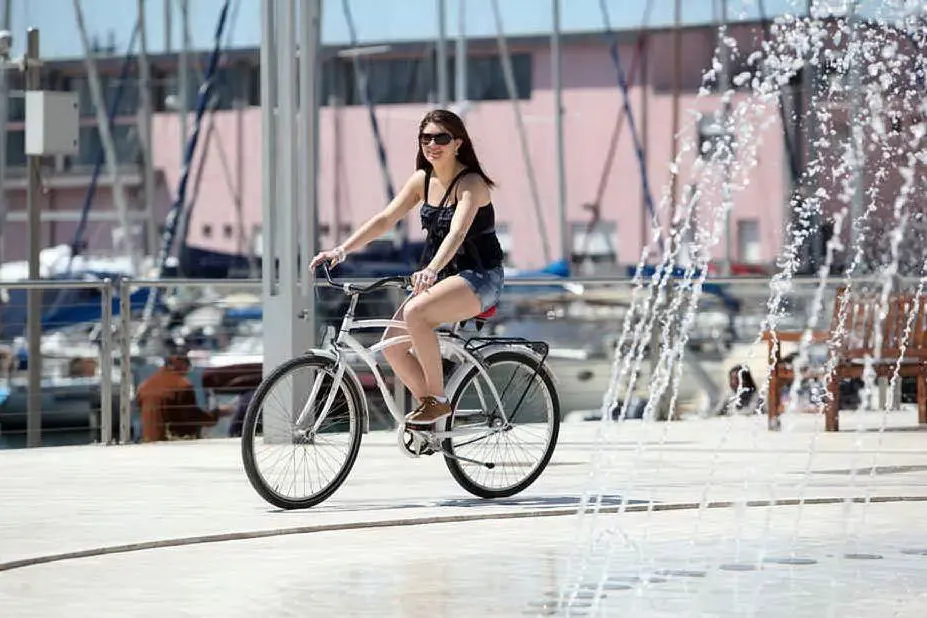Una passeggiata in bici con il sole a Cagliari (foto Nicola Belillo)