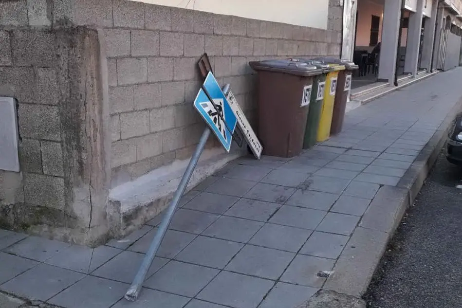 Uno dei cartelli distrutti (Foto M.Cazzaniga)