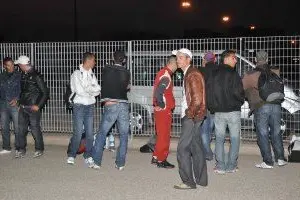 Un gruppo di giovani immigrati clandestini