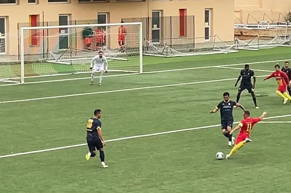 Una conclusione verso la porta, del capitano giallorosso G.M. Tusacciu (foto Pischedda)