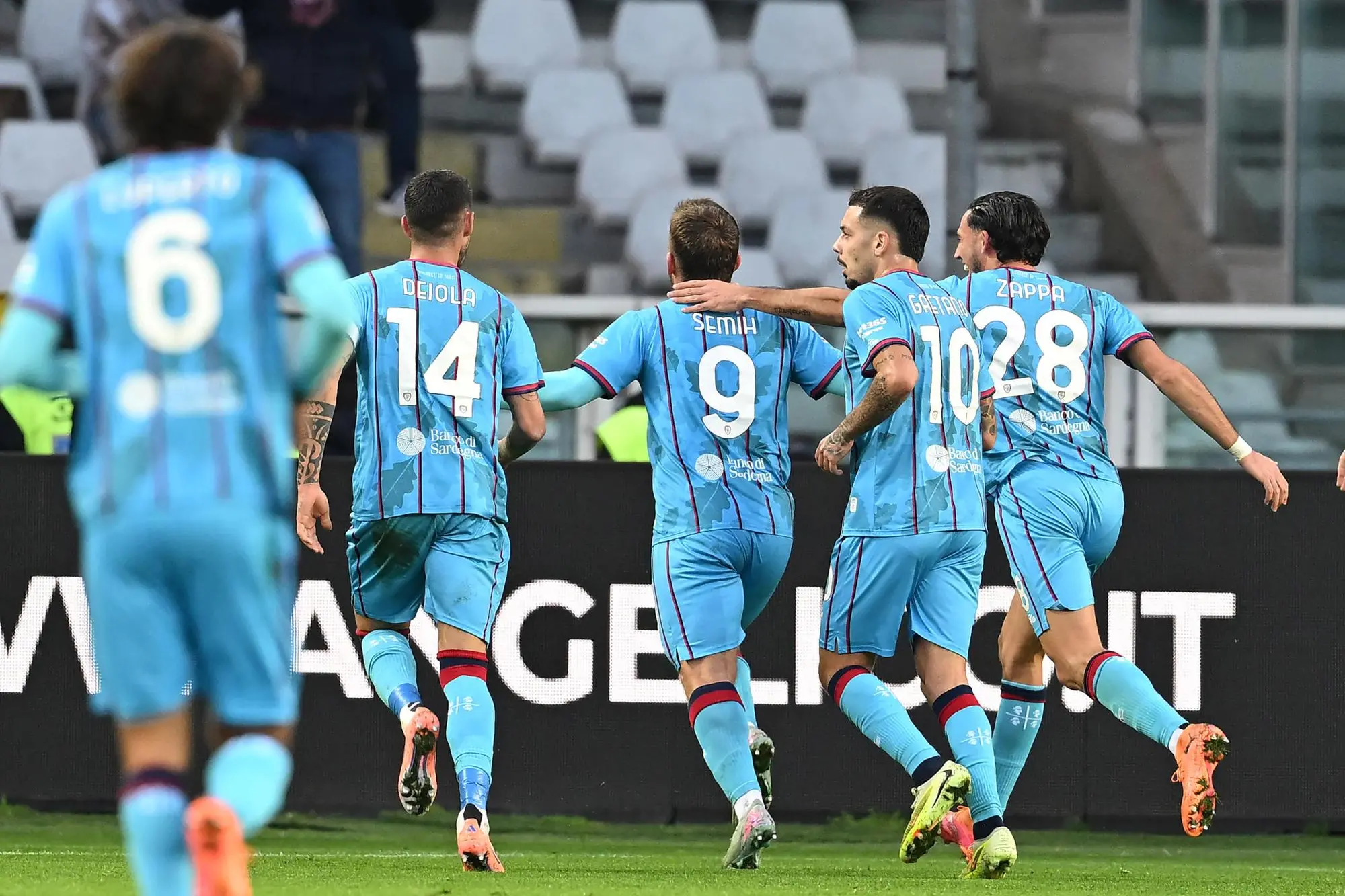 Il Cagliari esulta per il gol di Semih Kılıçsoy valso il vantaggio col Torino (foto Ansa)