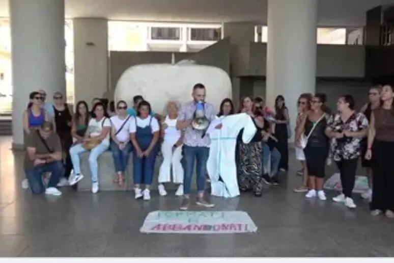 La protesta degli Oss sotto il Consiglio regionale