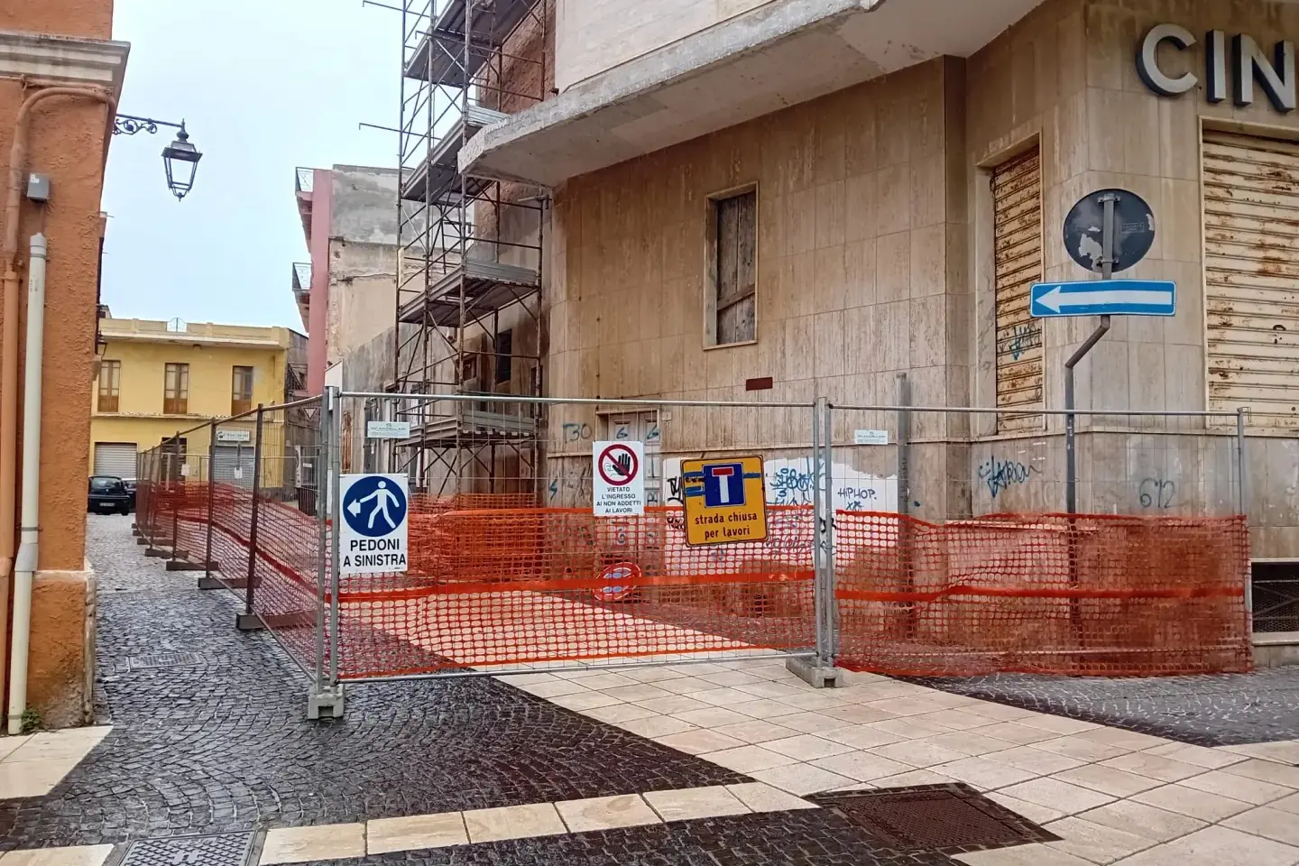 Il cantiere accanto all'ex cinema