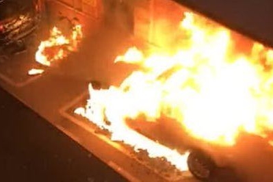 Notte di fuoco a Cagliari: tre auto distrutte dalle fiamme