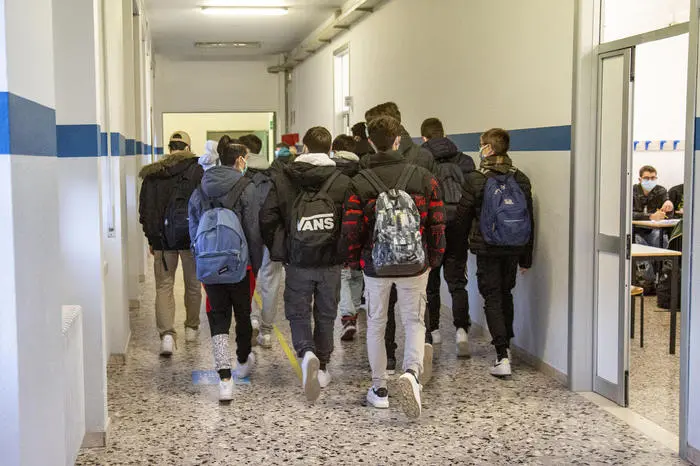 Gli studenti del IIS Benedetto Castelli ritornano a scuola dopo la pausa natalizia, Brescia, 7 gennaio 2022. ANSA/ DAVIDE BRUNORI