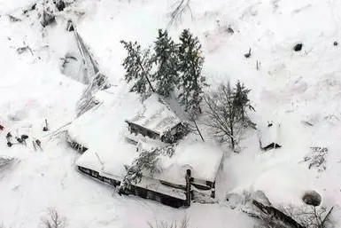 epa05731721 A handout photo made available by the Italian Fire Department shows a general aerial view of the hotel Rigopiano in the town of Farindola, overwhelmed the previous night by a snow avalanche after three earthquakes hit, in Abruzzo region, Italy, 19 January 2017. According to an Italian mountain rescue team, several people have been killed in the avalanche that hit the hotel near the Gran Sasso mountain. EPA/ITALIAN FIRE DEPARTMENT HANDOUT HANDOUT EDITORIAL USE ONLY/NO SALES