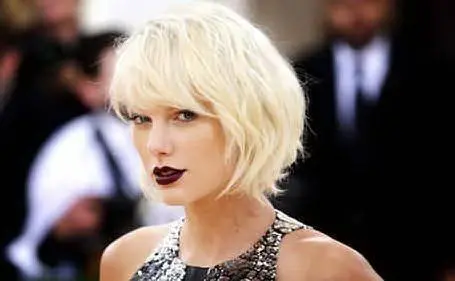 Tra i suoi successi più famosi &quot;Lover&quot;, &quot;You need to calm down&quot;, &quot;The man&quot;, &quot;Love story&quot;