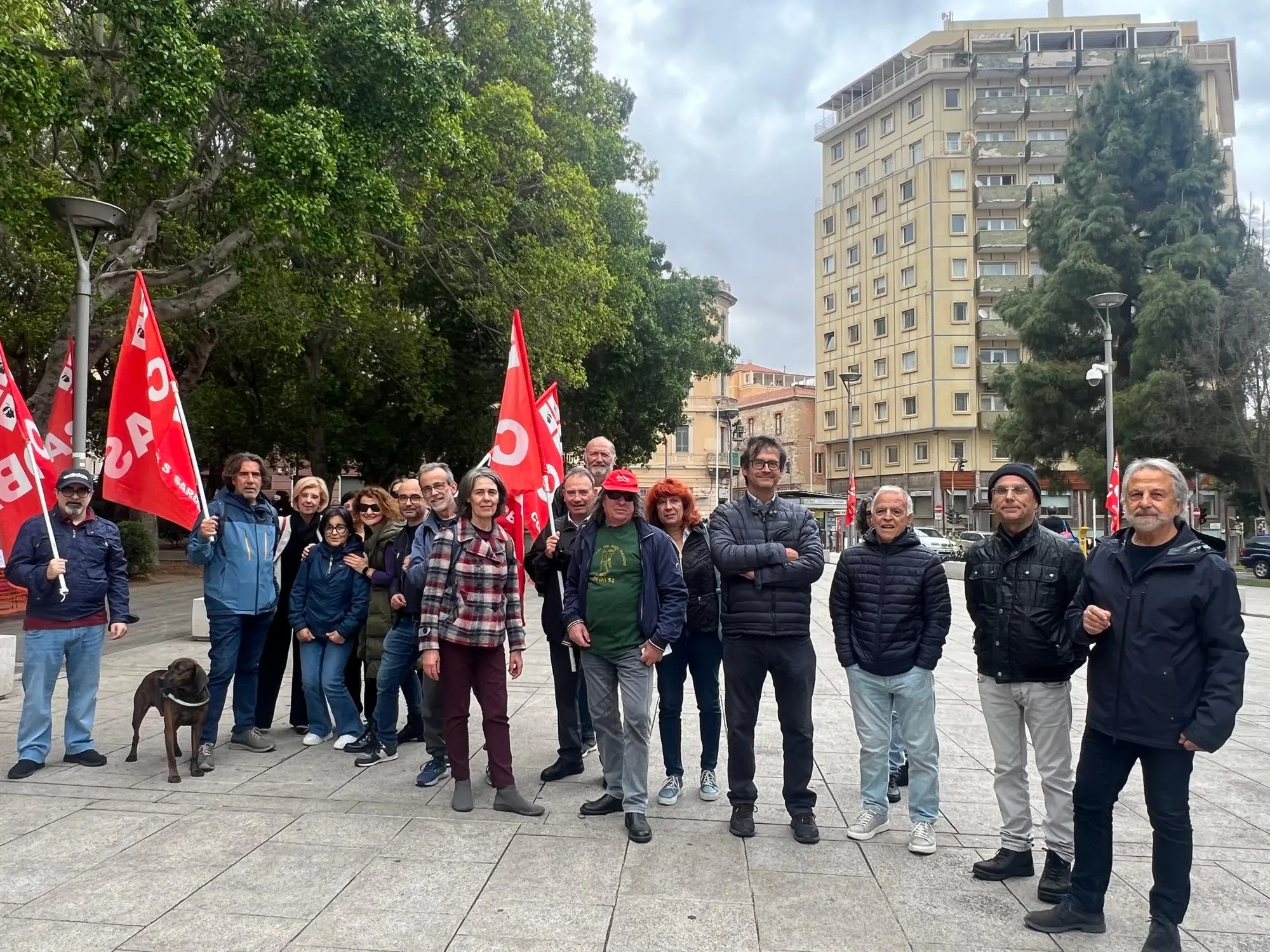 Il sit-in in piazza Garibaldi a Cagliari (foto Melis)