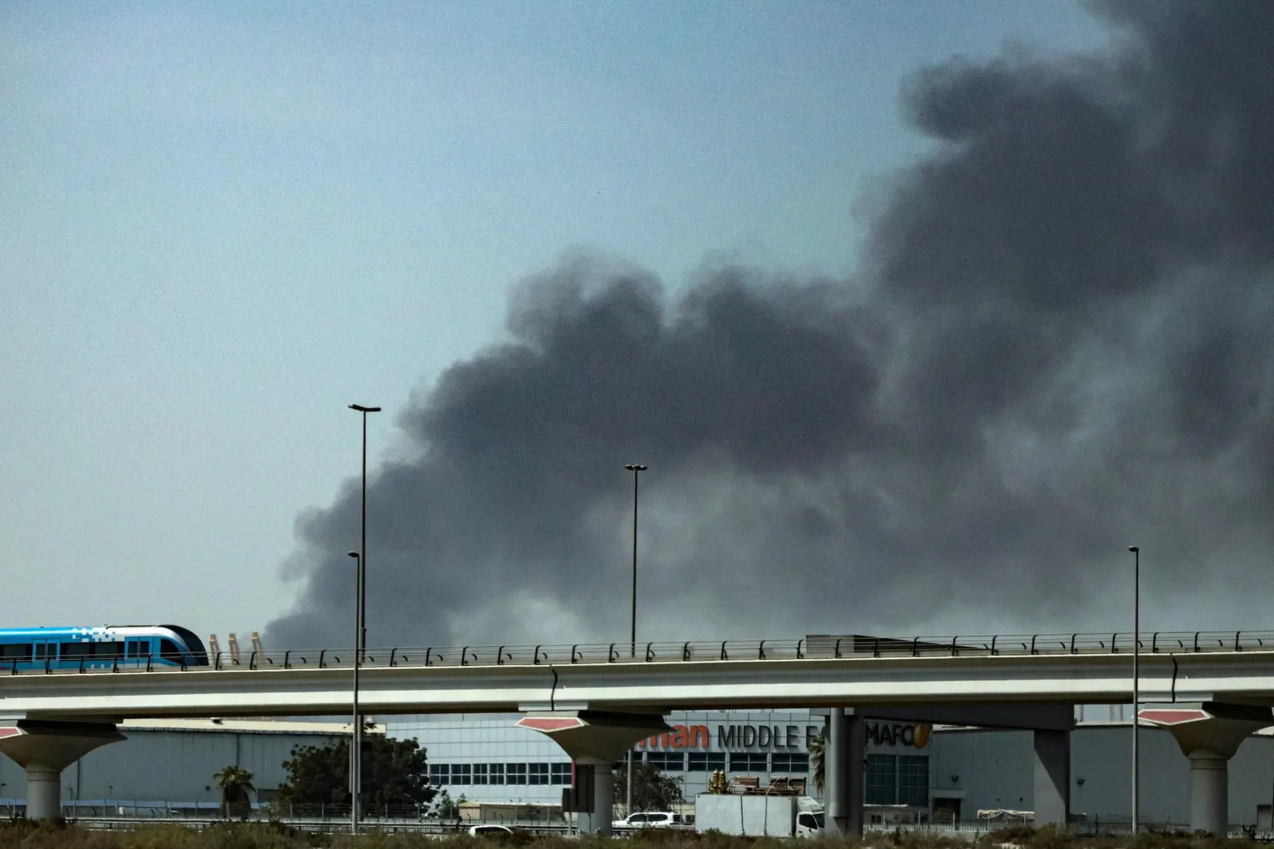Fumo nero all'aeroporto di Dubai colpito da un missile iraniano (Ansa-Epa)
