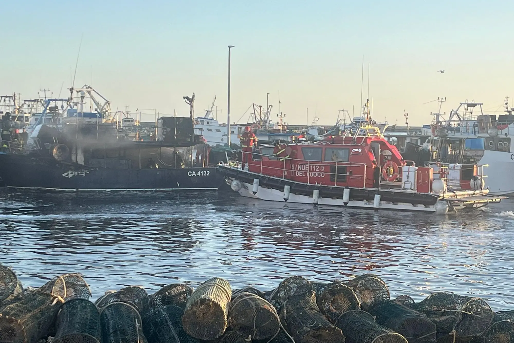 Il peschereccio a fuoco (L'Unione Sarda)