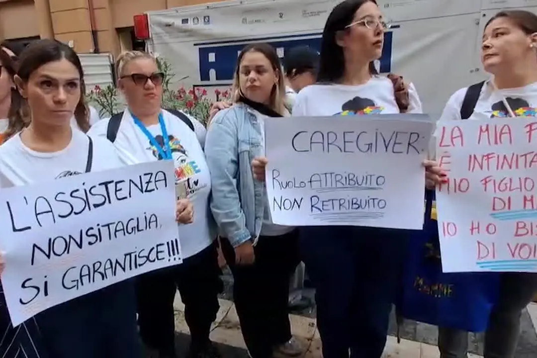 Protesta a Napoli a sostegno delle persone con disabilità e di chi li assiste