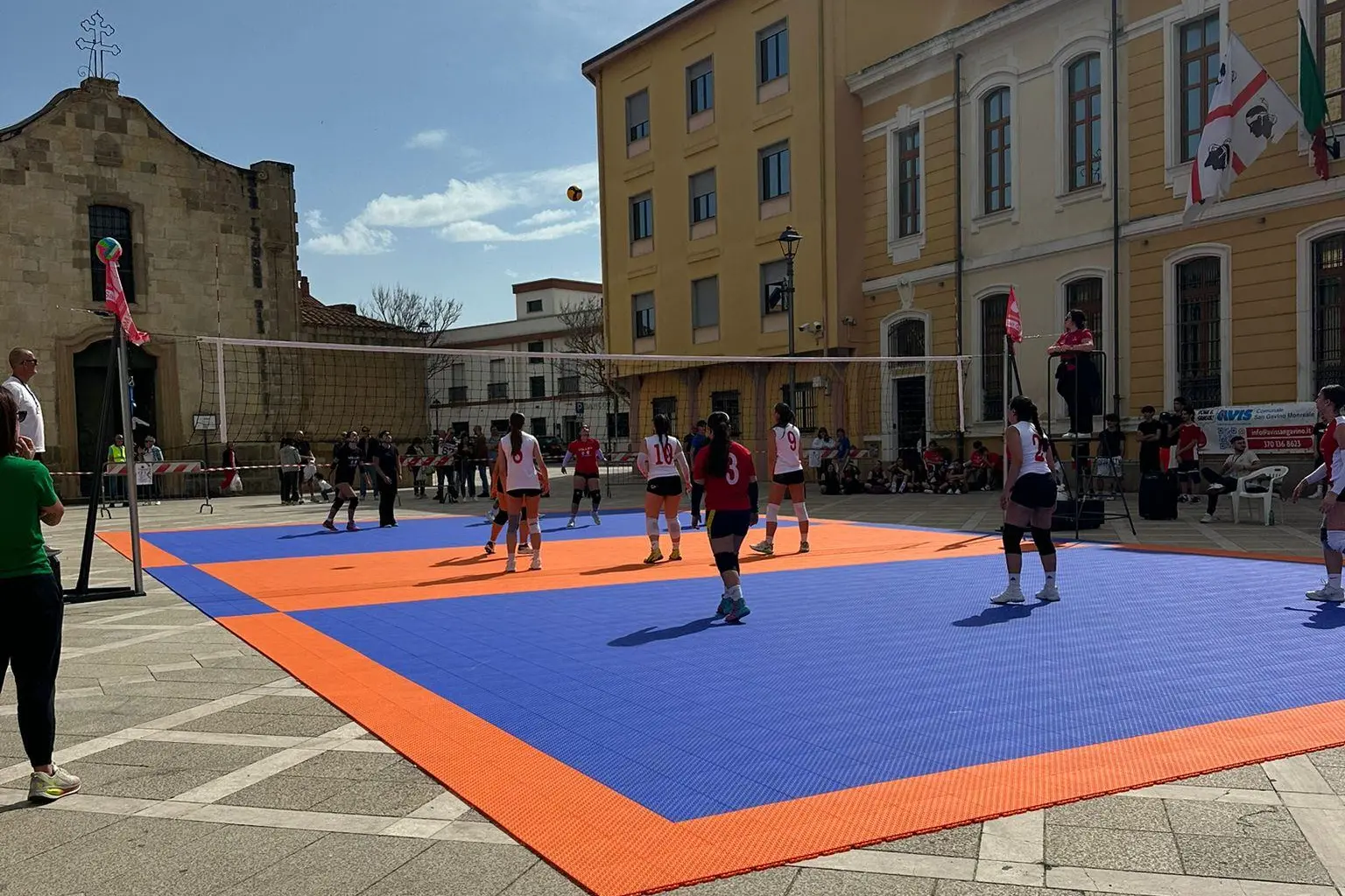 Il campo di pallavolo in piazza Marconi a San Gavino Monreale
