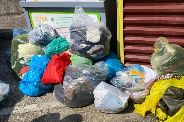 Rifiuti depositati davanti ai cassonetti- Bono (foto concessa)