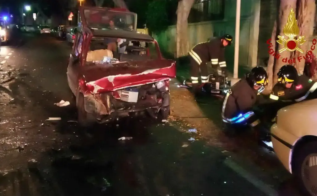 Un'auto distrutta
