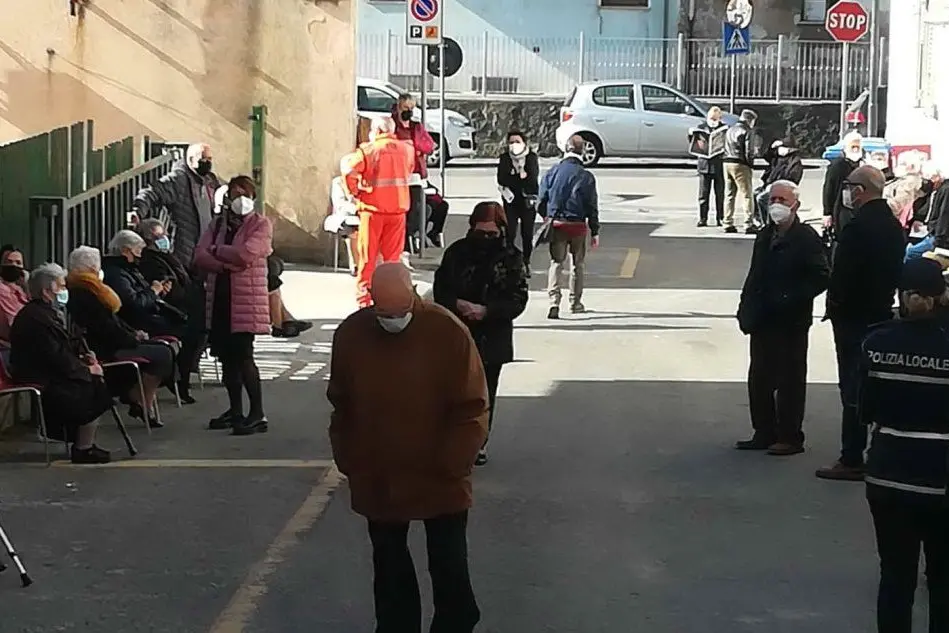 Gli anziani di Sedini aspettano il proprio turno in via Ambulatorio (foto Tellini)