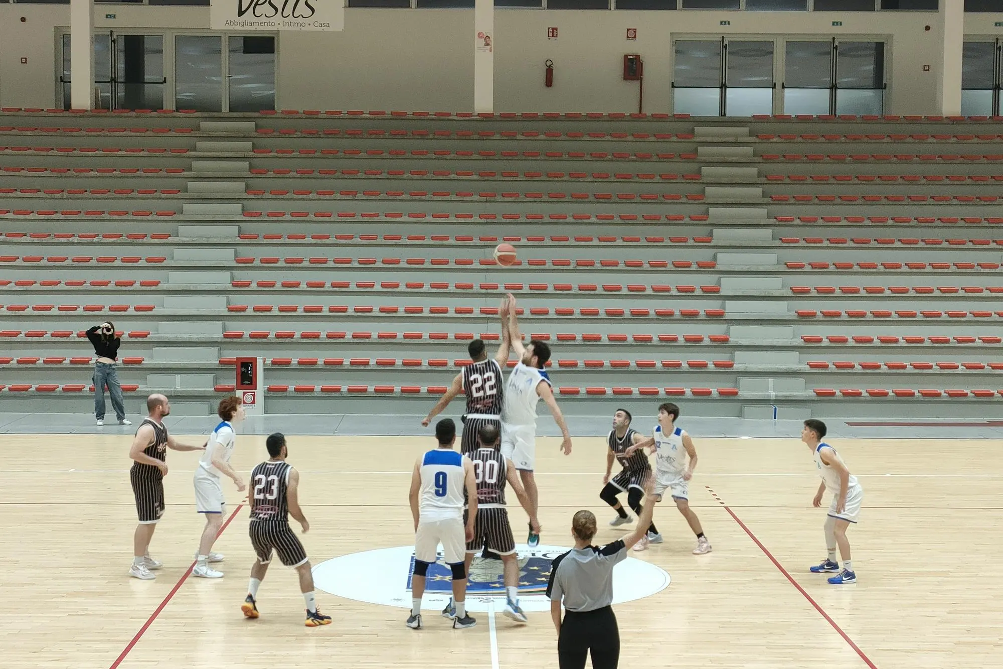 Immagine di repertorio di basket regionale (foto di Giacomo Pala)
