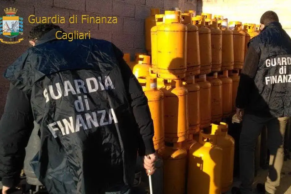 Alcune delle bombole sequestrate dalla Finanza