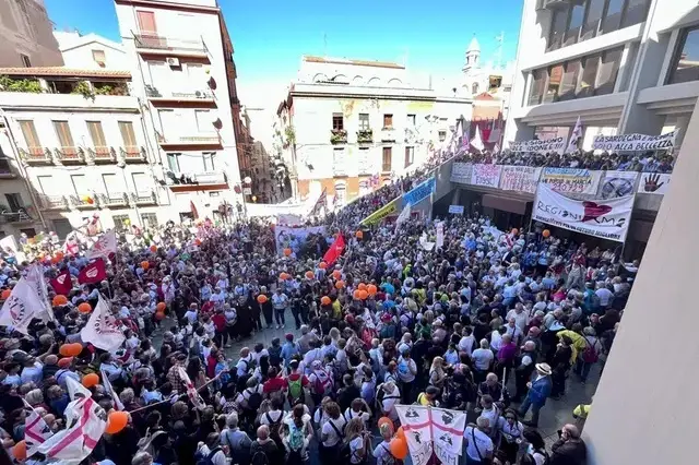 La manifestazione davanti al Consiglio regionale (archivio L'Unione Sarda - Ungari)