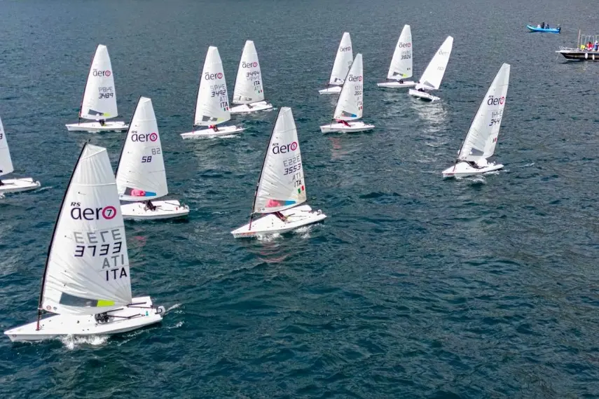 La flotta degli RS Aero in regata (foto Elena Giolai-RSAeroItalia)